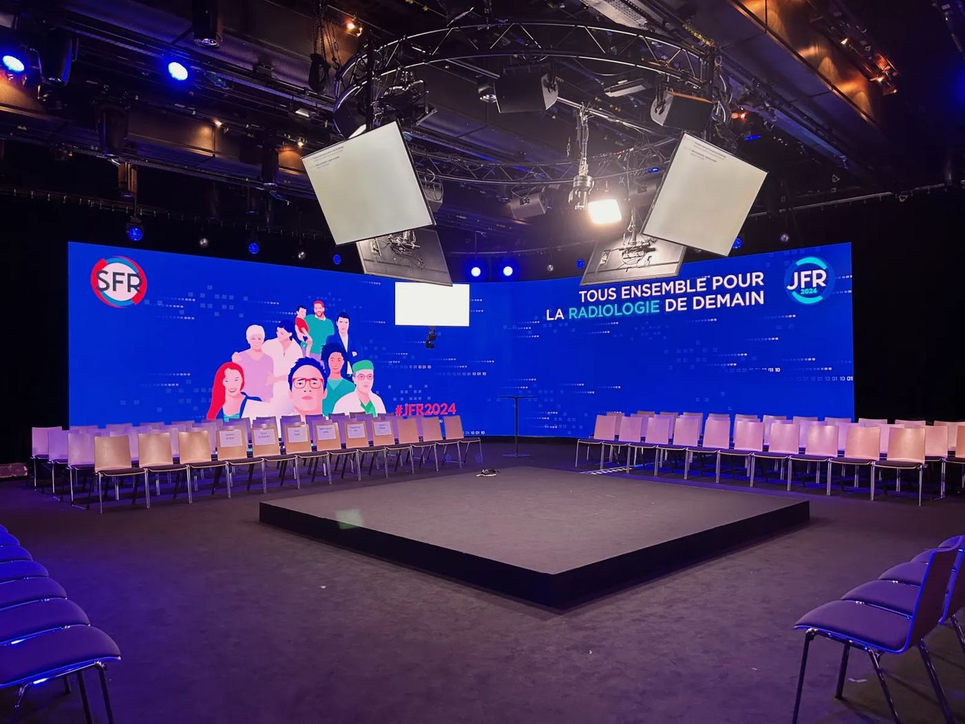 Mur LED derrière une scène de congrès