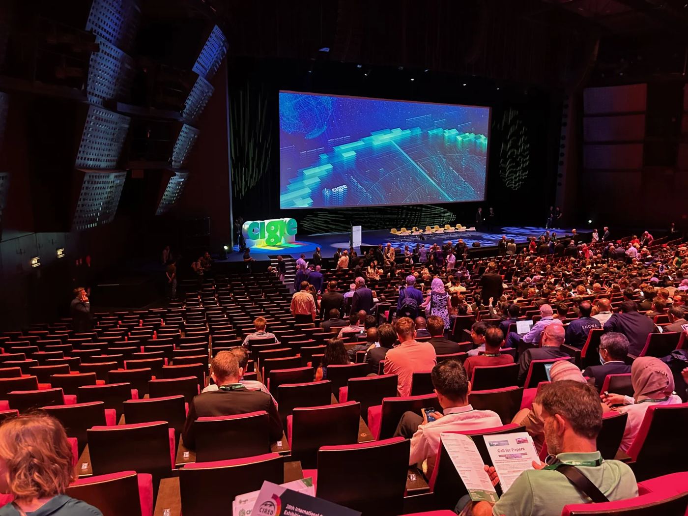 Salle face à un grand écran