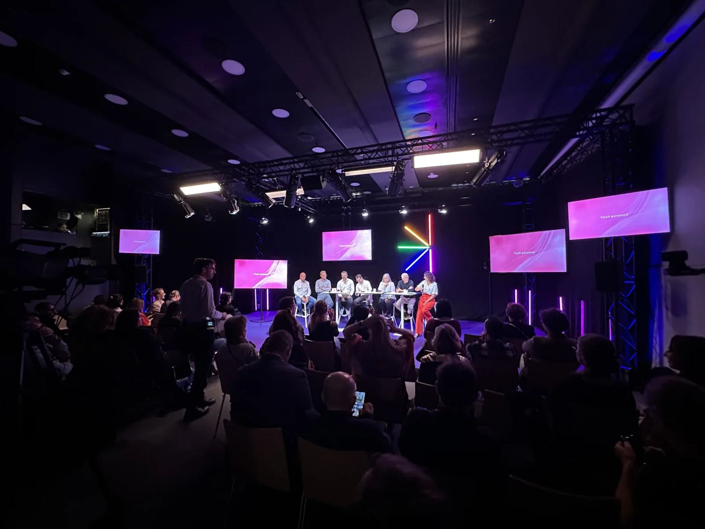 Scène éclairée en violet avec écrans LED